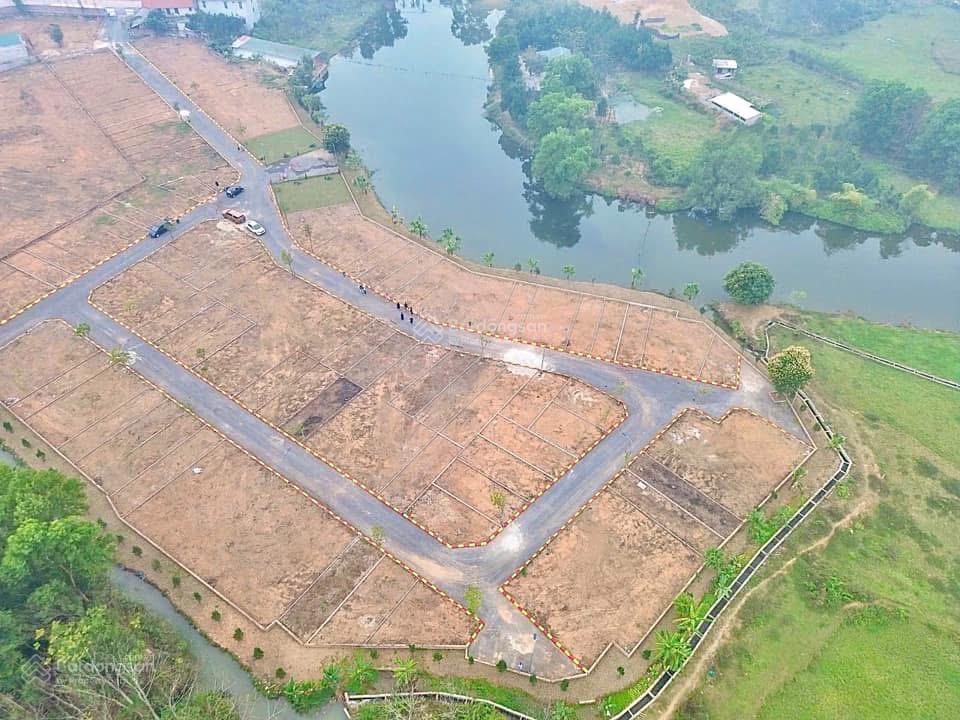 Cần tiền bán gấp lô góc 2 mặt tiền, view suối, gần sân golf đồng mô, sẵn sổ, giá tốt chỉ 1.75 tỷ