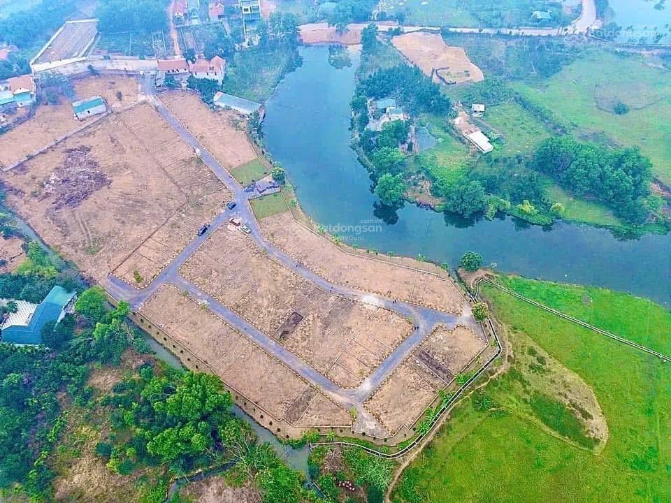 Cần tiền bán gấp lô góc 2 mặt tiền, view suối, gần sân golf đồng mô, sẵn sổ, giá tốt chỉ 1.75 tỷ