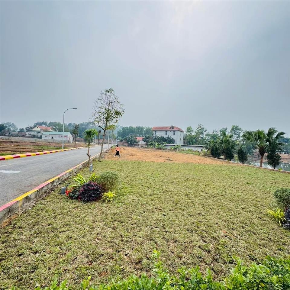 Cần tiền bán gấp lô góc 2 mặt tiền, view suối, gần sân golf đồng mô, sẵn sổ, giá tốt chỉ 1.75 tỷ