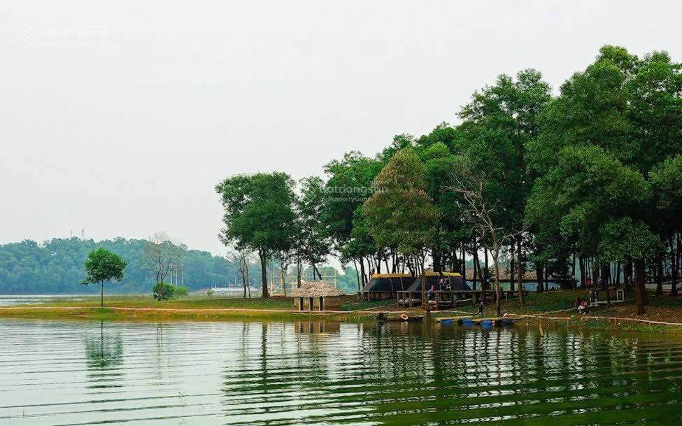 Cần tiền bán gấp lô góc 2 mặt tiền, view suối, gần sân golf đồng mô, sẵn sổ, giá tốt chỉ 1.75 tỷ