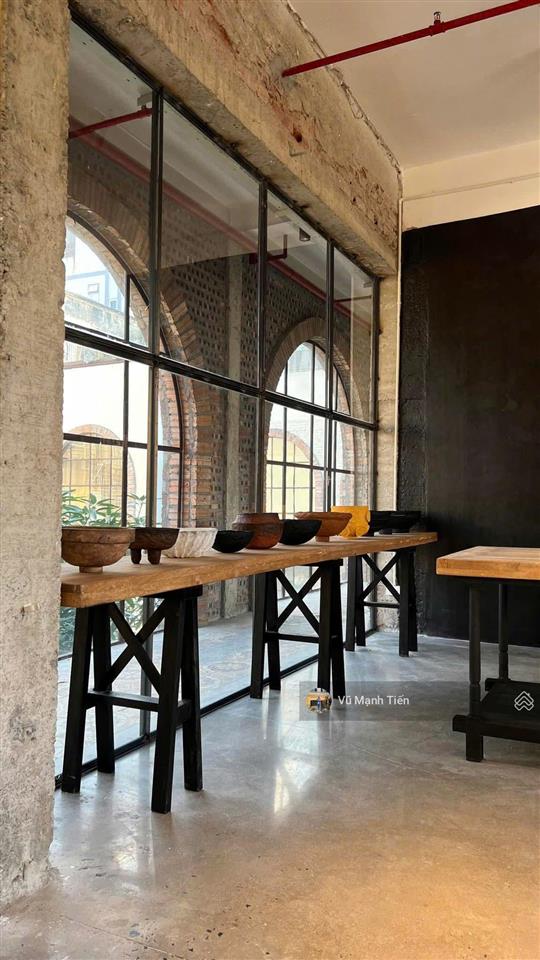 Trong tôi, mặt phố nguyễn du 45 m2 x 2.5 tầng, mặt tiền 4.5 m, giá thuê 35 triệu/tháng, vỉa hè rộng