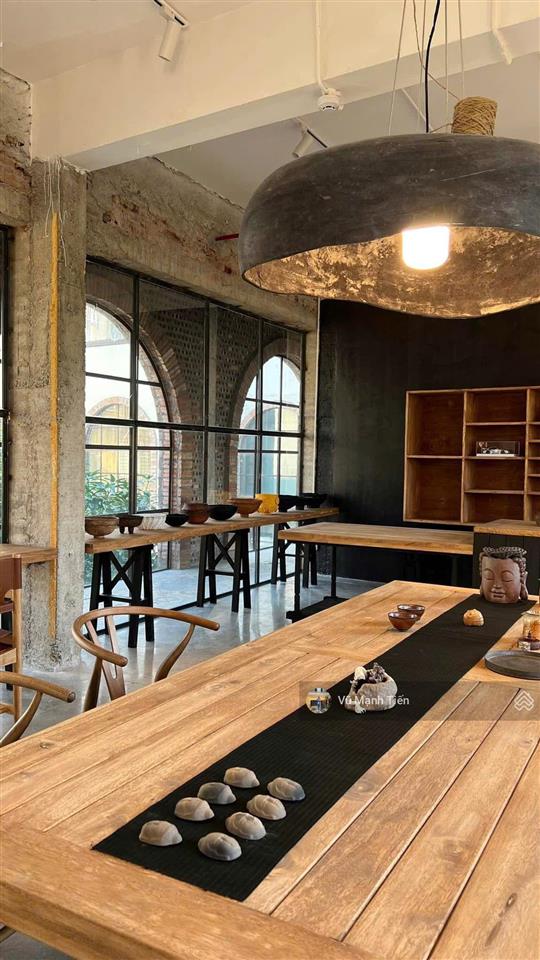 Trong tôi, mặt phố nguyễn du 45 m2 x 2.5 tầng, mặt tiền 4.5 m, giá thuê 35 triệu/tháng, vỉa hè rộng