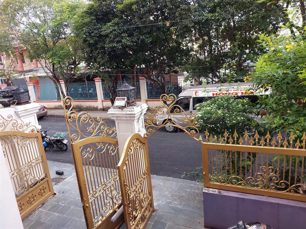 Cho thuê biệt thự mt lô f đường lê thị riêng 7x20m, 3 lầu + hầm, giá 30 triệu/tháng