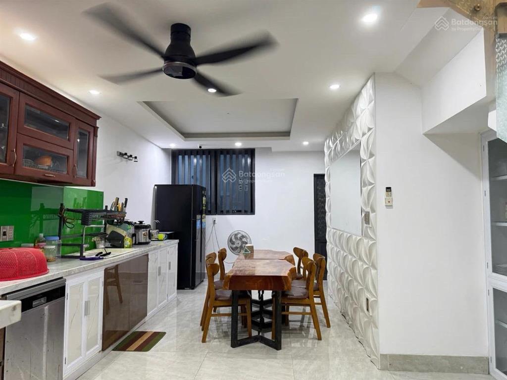 Hơn 10 tỷ  bán nhà 3 tầng  3 mặt thoáng  khu vip nam việt á