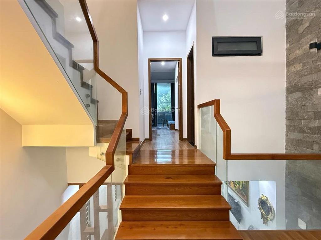 Hơn 10 tỷ  bán nhà 3 tầng  3 mặt thoáng  khu vip nam việt á