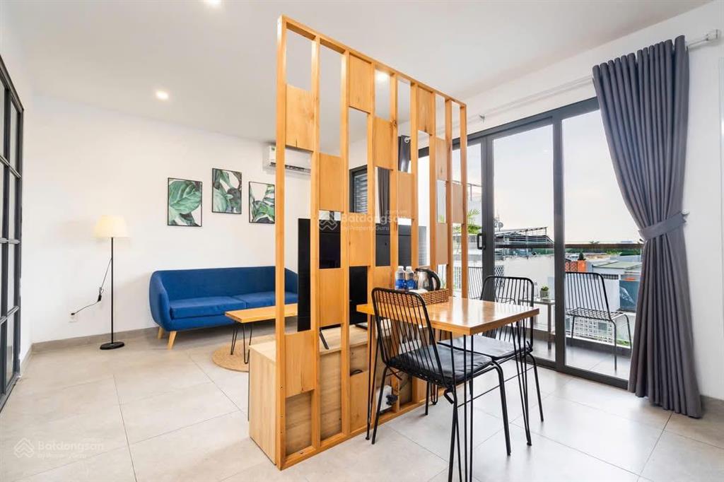 Căn hộ 1 phòng ngủ, full nội thất, ban công lớn trần hưng đạo quận 5 gần cầu nguyễn văn cừ