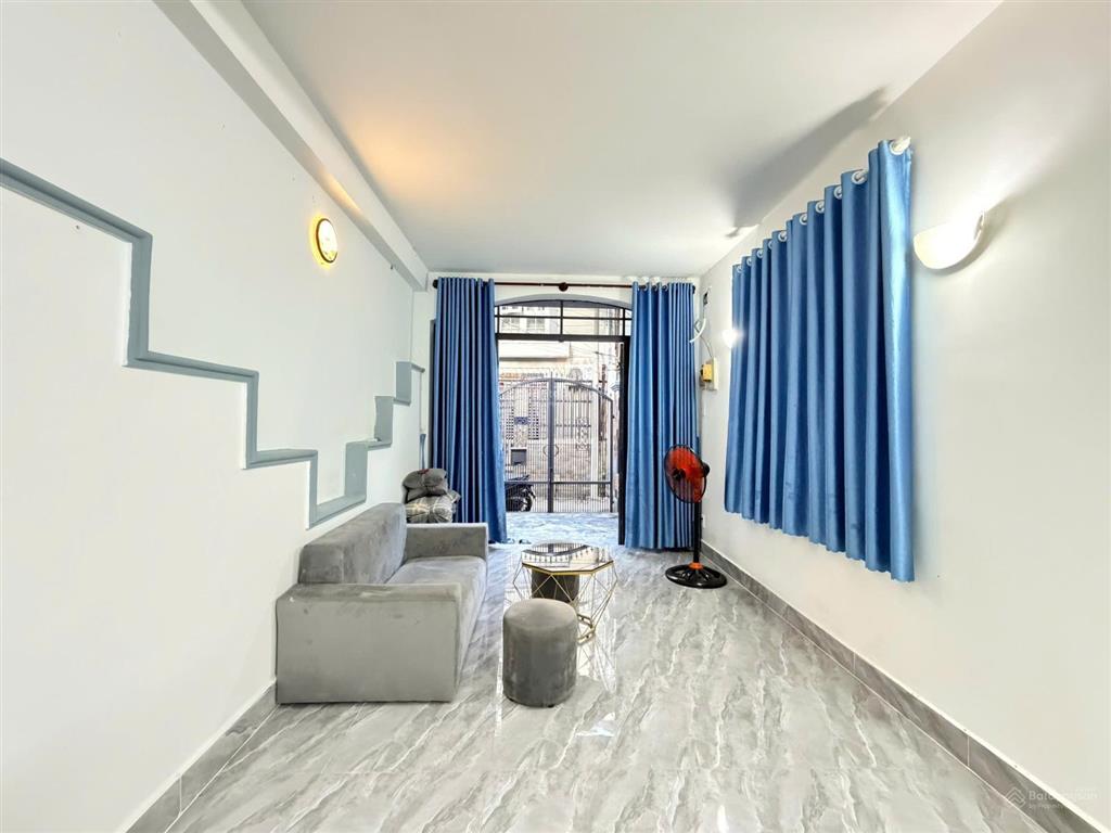 Nhà mới 63m2  3 tầng  có sân để xe  gần chợ bà chiểu  lê quang định  vài bước ra mặt tiền