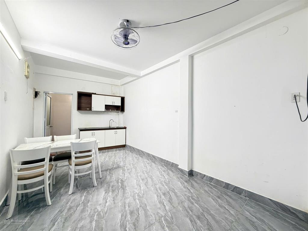 Nhà mới 63m2  3 tầng  có sân để xe  gần chợ bà chiểu  lê quang định  vài bước ra mặt tiền