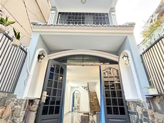 Nhà mới 63m2  3 tầng  có sân để xe  gần chợ bà chiểu  lê quang định  vài bước ra mặt tiền