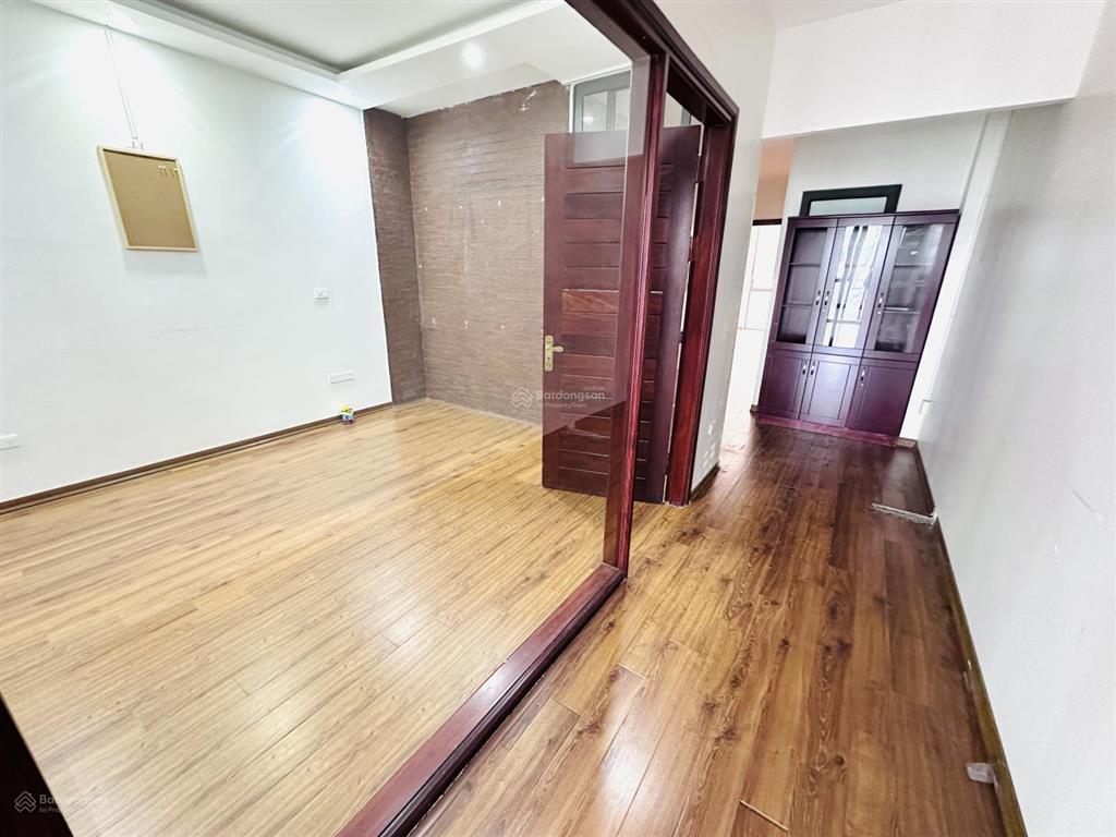 Cho thuê văn phòng 70m2 sàn gỗ, view thoáng, tại 28 nguyên hồng, trung tâm đống đa, vào được luôn