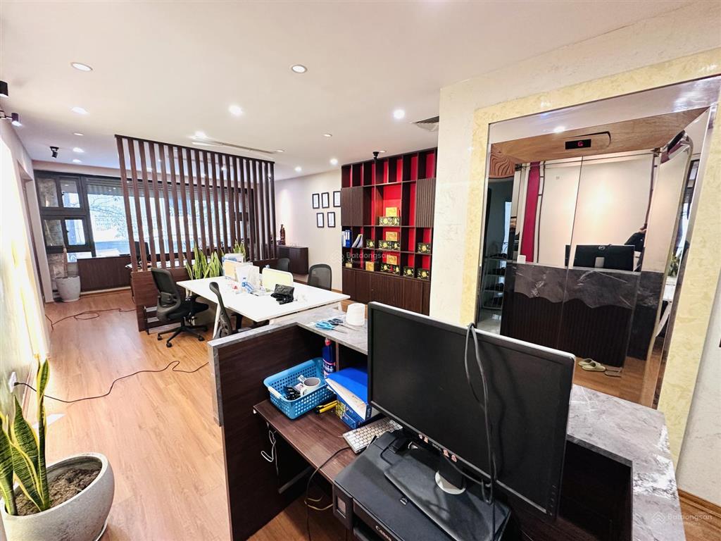 Cho thuê văn phòng 70m2 sàn gỗ, view thoáng, tại 28 nguyên hồng, trung tâm đống đa, vào được luôn