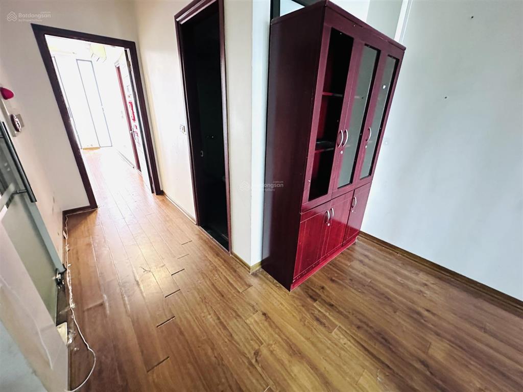 Cho thuê văn phòng 70m2 sàn gỗ, view thoáng, tại 28 nguyên hồng, trung tâm đống đa, vào được luôn