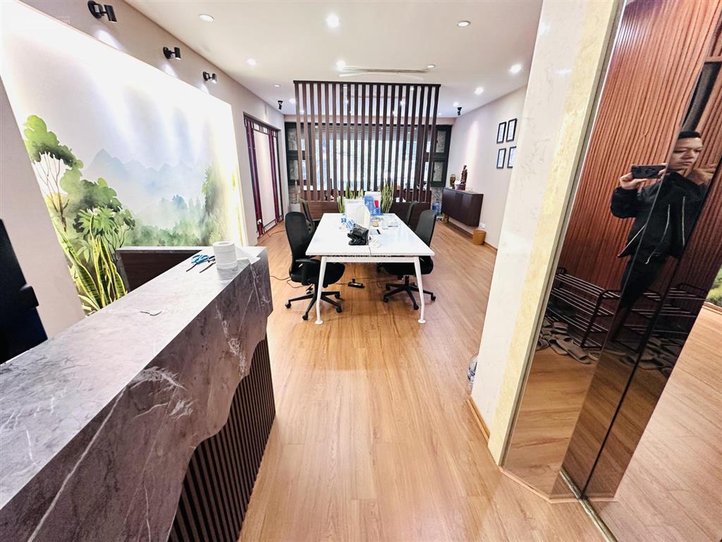Cho thuê văn phòng 70m2 sàn gỗ, view thoáng, tại 28 nguyên hồng, trung tâm đống đa, vào được luôn