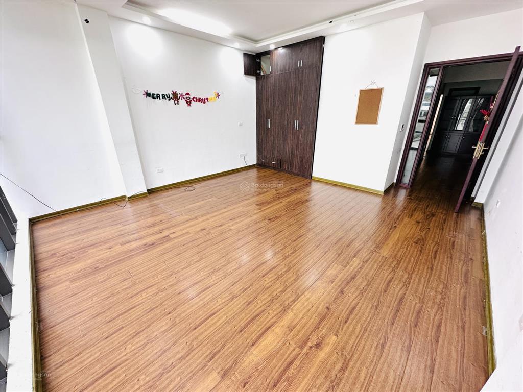 Cho thuê văn phòng 70m2 sàn gỗ, view thoáng, tại 28 nguyên hồng, trung tâm đống đa, vào được luôn