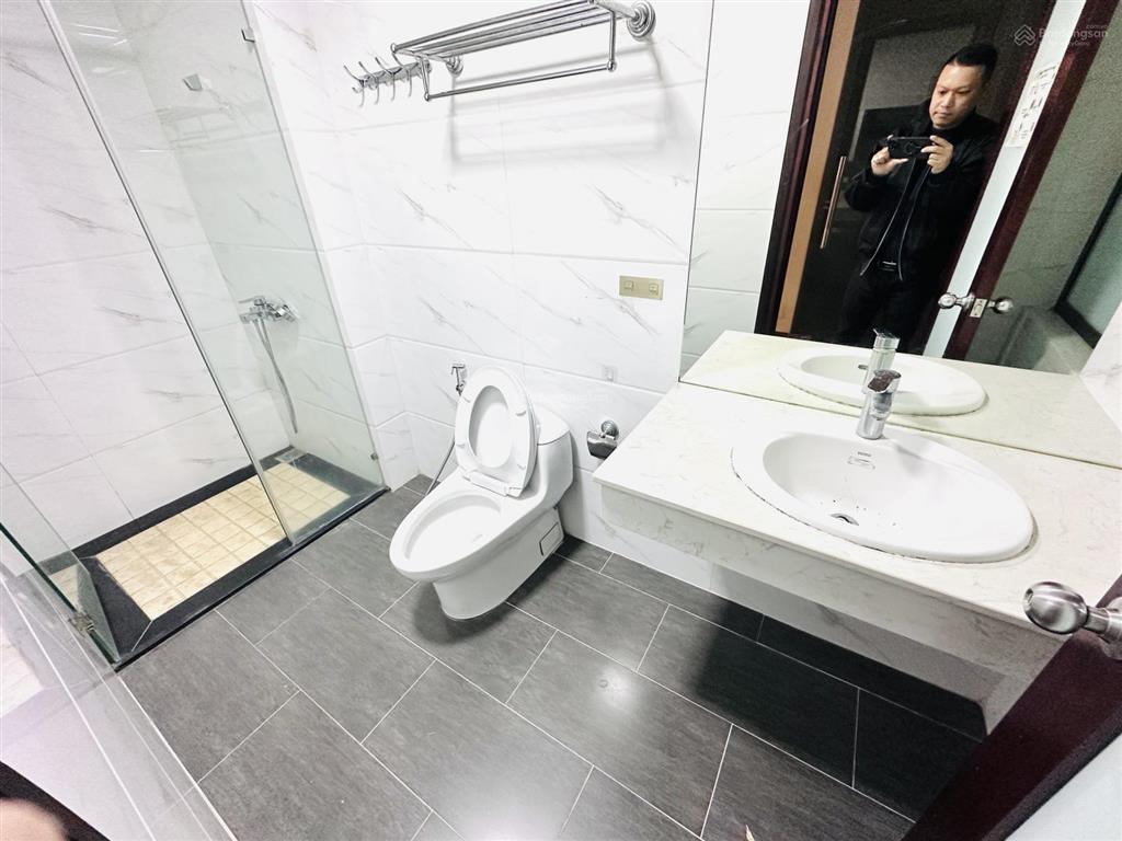 Cho thuê văn phòng 70m2 sàn gỗ, view thoáng, tại 28 nguyên hồng, trung tâm đống đa, vào được luôn