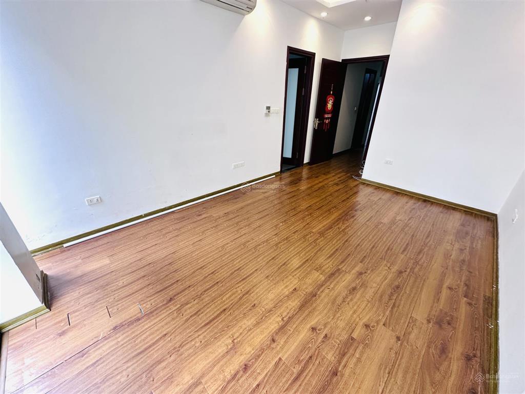 Cho thuê văn phòng 70m2 sàn gỗ, view thoáng, tại 28 nguyên hồng, trung tâm đống đa, vào được luôn