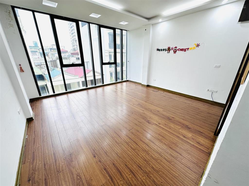 Cho thuê văn phòng 70m2 sàn gỗ, view thoáng, tại 28 nguyên hồng, trung tâm đống đa, vào được luôn