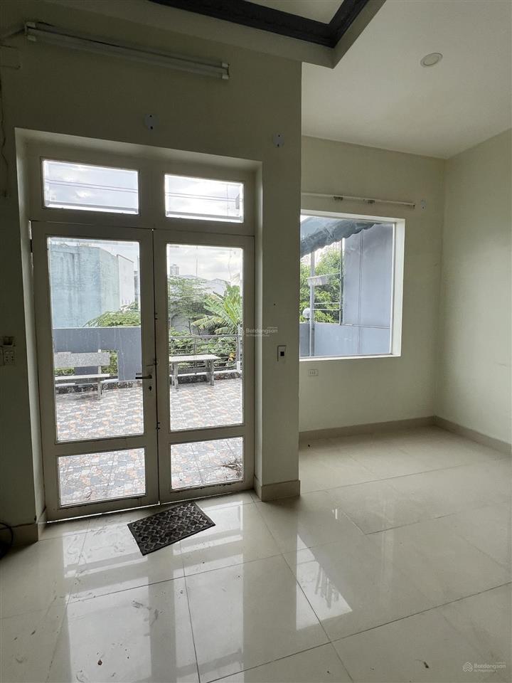 Nhà 3 tầng 3pn ngay chung cư ricca 90m2 xe hơi ngủ trong nhà bán gấp
