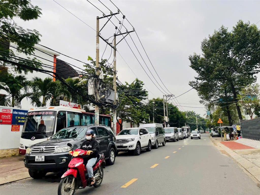 Mặt tiền hồ bá phấn  đối diện trường ngô thời nhiệm  phước long a