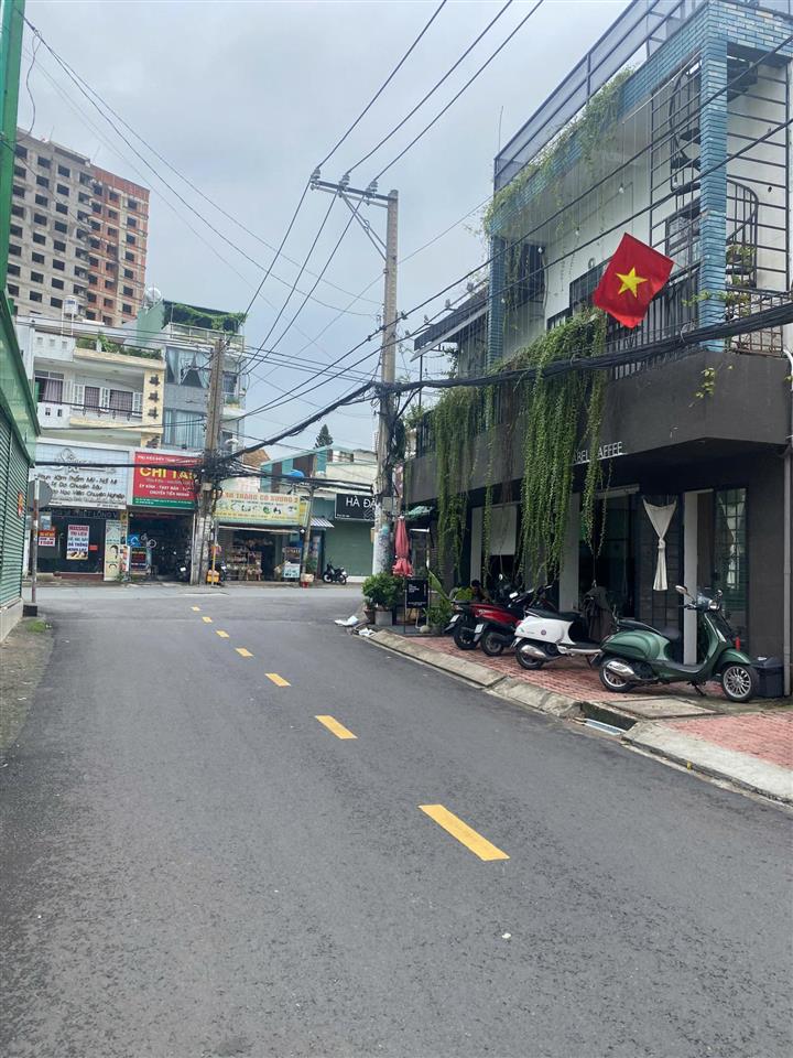 Mặt tiền hồ bá phấn  đối diện trường ngô thời nhiệm  phước long a