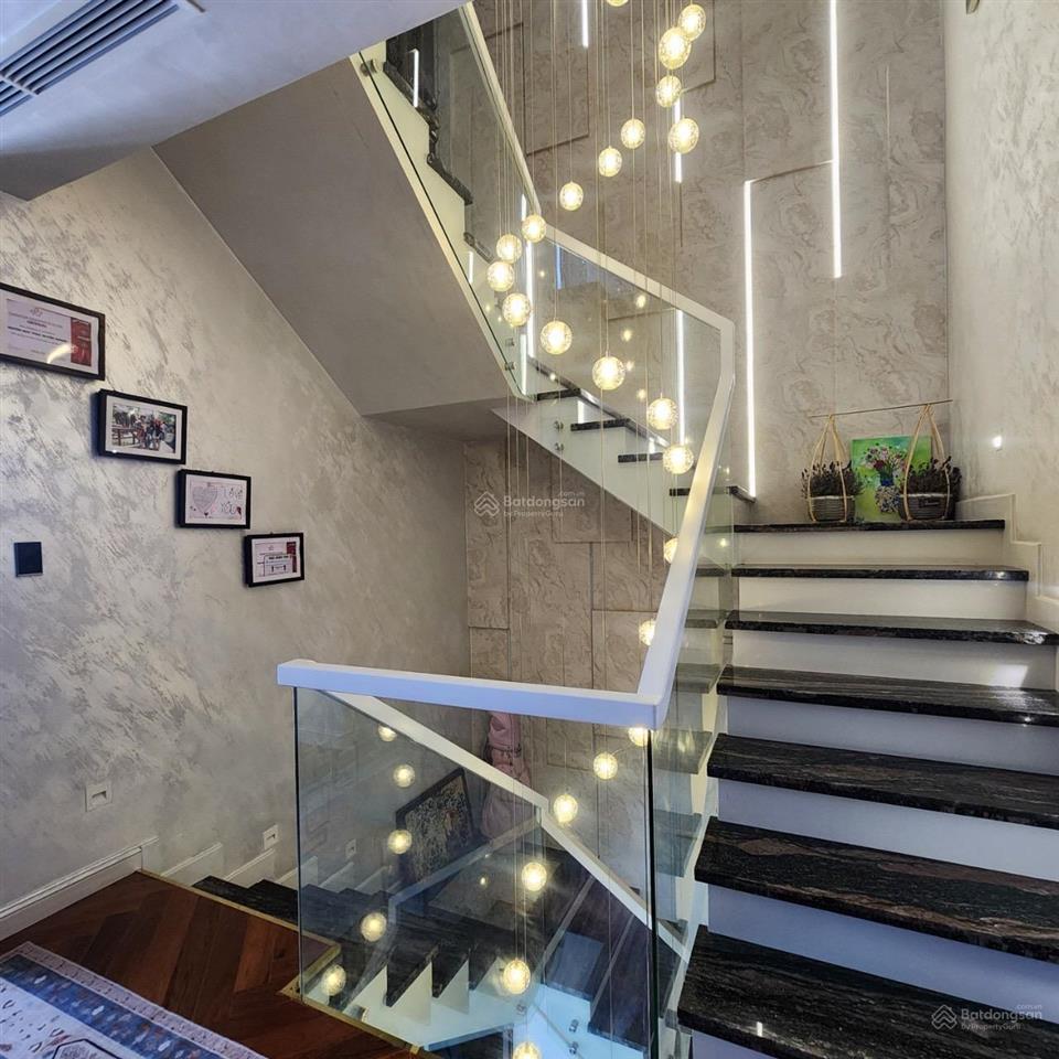 Bán tài sản ngộp mt hòa bình q. 11 (14 x 40m) cn 370m2, 2 tầng hđt 180tr/th, giá chỉ 43 tỷ
