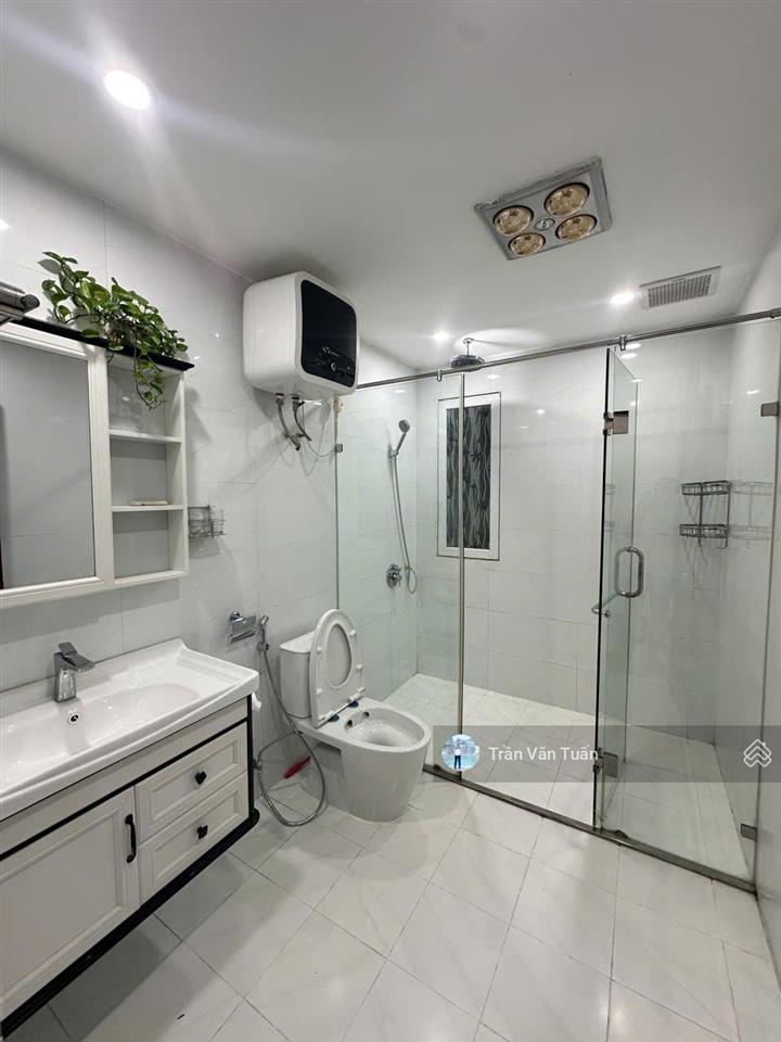 Chính chủ bán căn hộ chung cư 131m tòa 34t hoàng đạo thúy , 3pn + 2wc, full nội thất, giá 12.5 tỷ