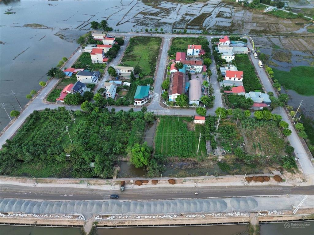 Chính chủ em cần bán  200m2 full  mặt tiền 10m  xã xuân sơn, tx. sơn tây