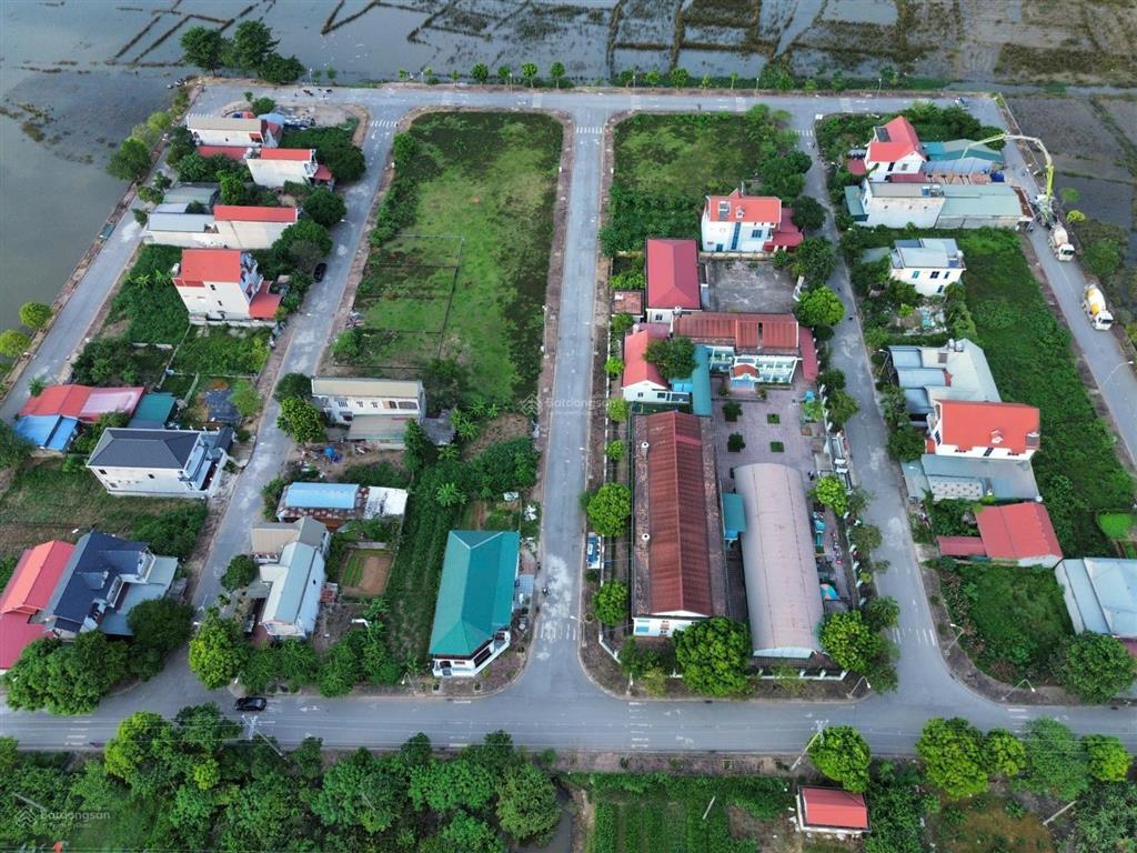 Chính chủ em cần bán  200m2 full  mặt tiền 10m  xã xuân sơn, tx. sơn tây