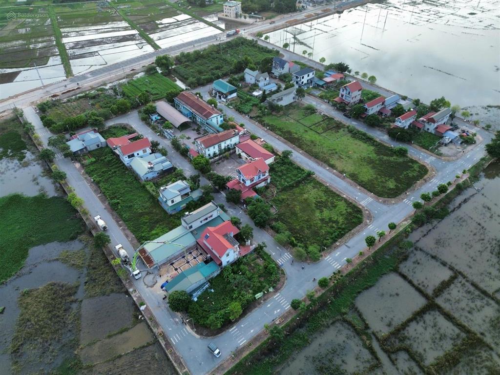 Chính chủ em cần bán  200m2 full  mặt tiền 10m  xã xuân sơn, tx. sơn tây