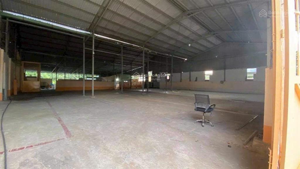 Bán xưởng logistics thới an, q. 12 gần ql1a, 1700m2, đường xe tải 5 tấn, shr, giá cực tốt
