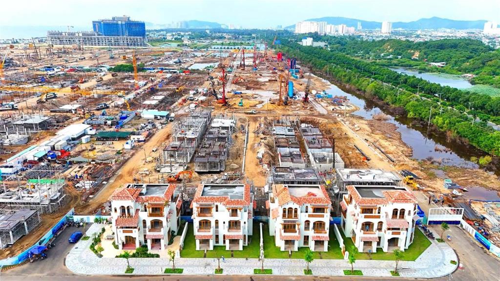 Suất ngoại giao căn hoa hậu nhà phố 2 mặt tiền đẹp nhất dự án