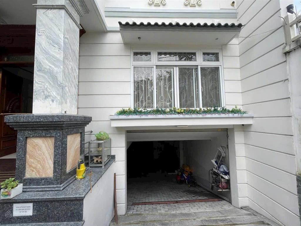 Biệt thự siêu đẹp view công viên, khu ao sen 10x20m, 3,5 tấm có hầm, thang máy giá 34 tỷ