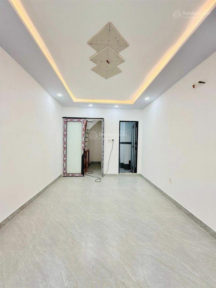 Bán nhà đường nguyễn khoái, 32m2, 3 tầng, gần cầu nguyễn văn cừ, quận 4, chỉ 4.x tỷ