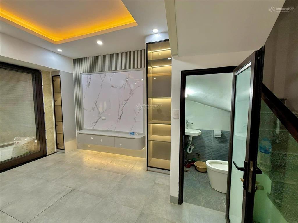 Chủ định cư bán cực gấp! nguyễn văn tuyết, ôtô cách 30m, ngõ thông, dân xây 5 tầng mt 4.5m, 7.x tỷ