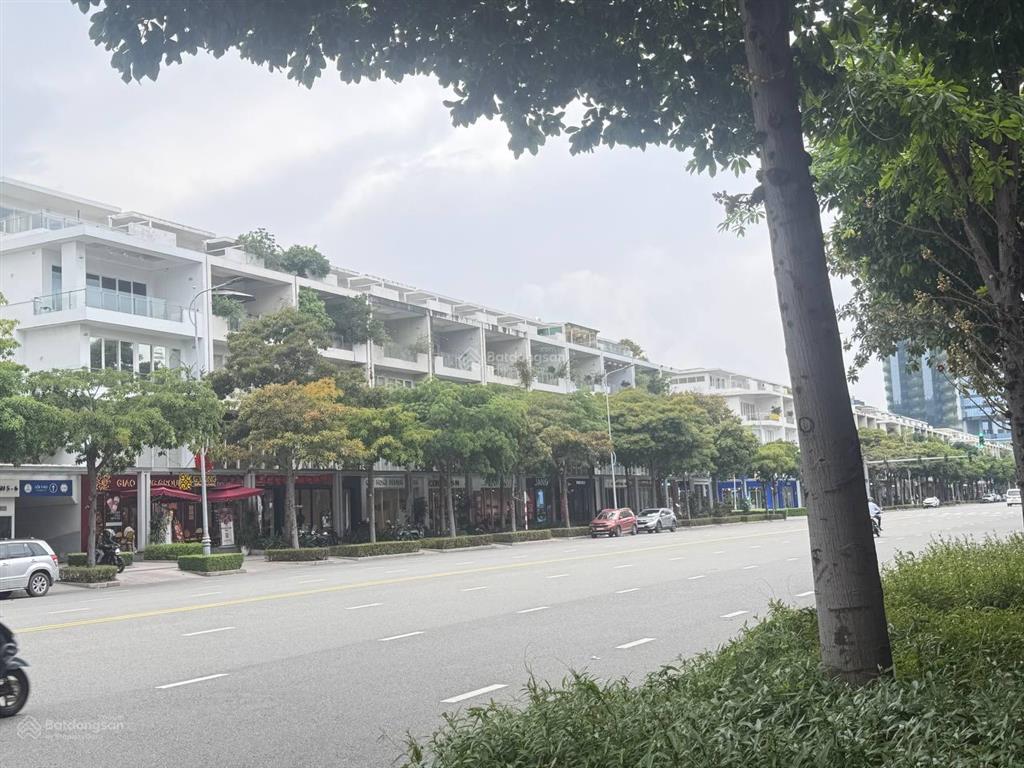 Hiếm có  vị trí căn góc ngay tại mặt tiền đường lớn nhất sala đây anh chị ơi.