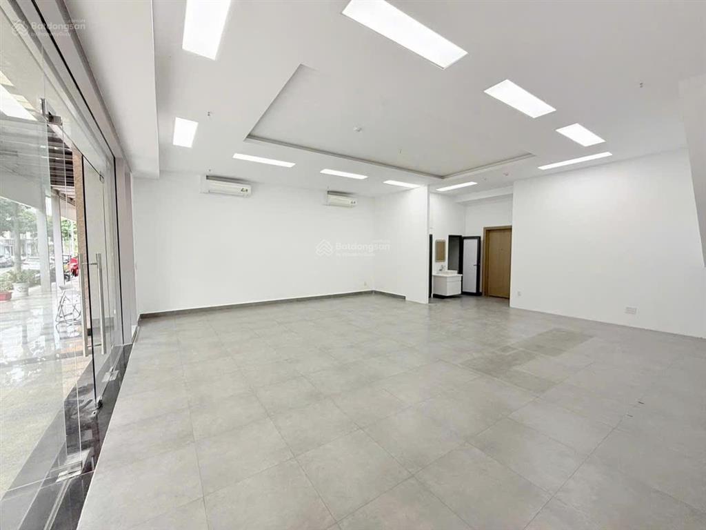 Hiếm có  vị trí căn góc ngay tại mặt tiền đường lớn nhất sala đây anh chị ơi.