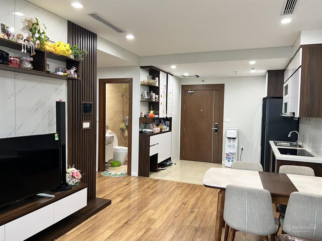 Em cần bán căn 2pn  65m2  bc mát  nhà full đồ đẹp giá 6 tỷ tòa sky central,  0815 845 ***