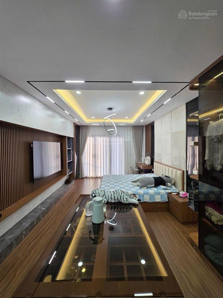 Nhà đẹp 6 tầng, thang máy sịn sò, view hồ tai trâu, ô tô đỗ mặt hồ rồi vào nhà.