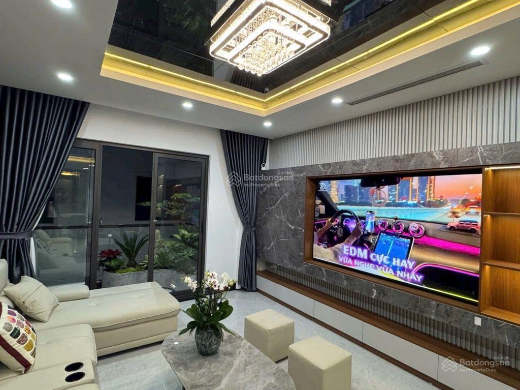 Nhà đẹp 6 tầng, thang máy sịn sò, view hồ tai trâu, ô tô đỗ mặt hồ rồi vào nhà.