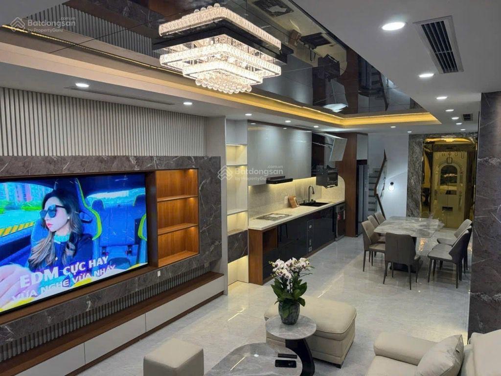 Nhà đẹp 6 tầng, thang máy sịn sò, view hồ tai trâu, ô tô đỗ mặt hồ rồi vào nhà.