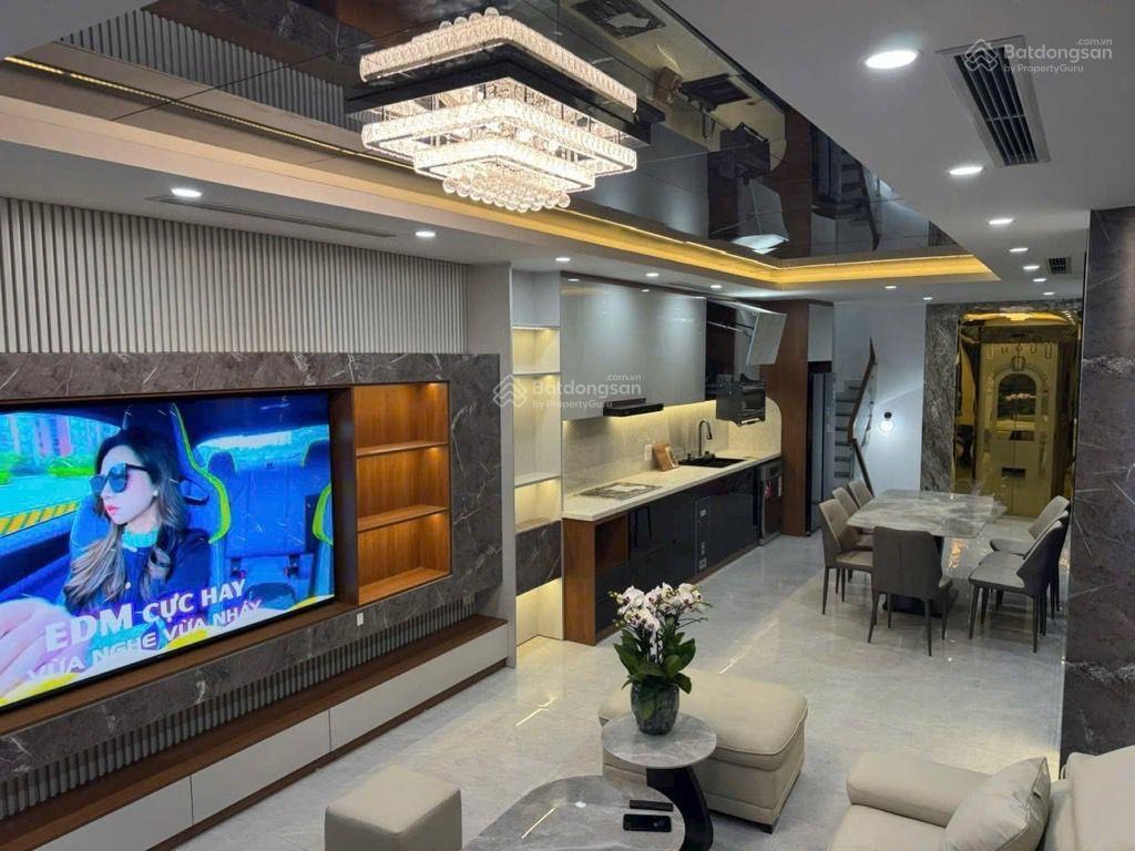 Nhà đẹp 6 tầng, thang máy sịn sò, view hồ tai trâu, ô tô đỗ mặt hồ rồi vào nhà.