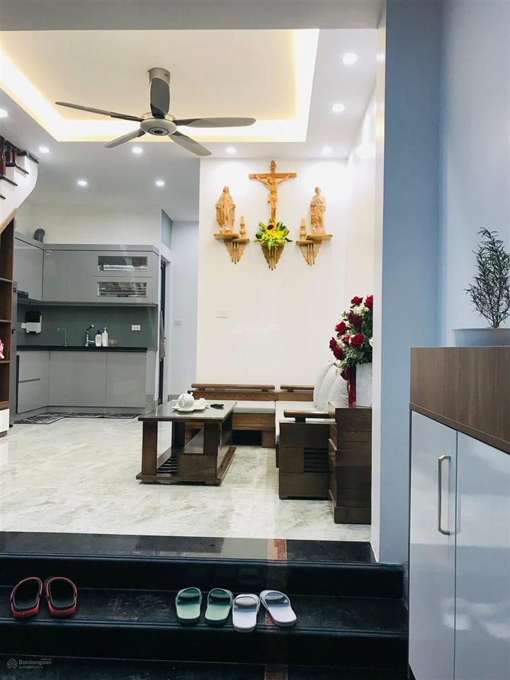 Mình chính chủ cần bán nhà dân xây kiên cố 4 tầng, mặt ngõ thông, cách trục đường rộng 8m đúng 5m