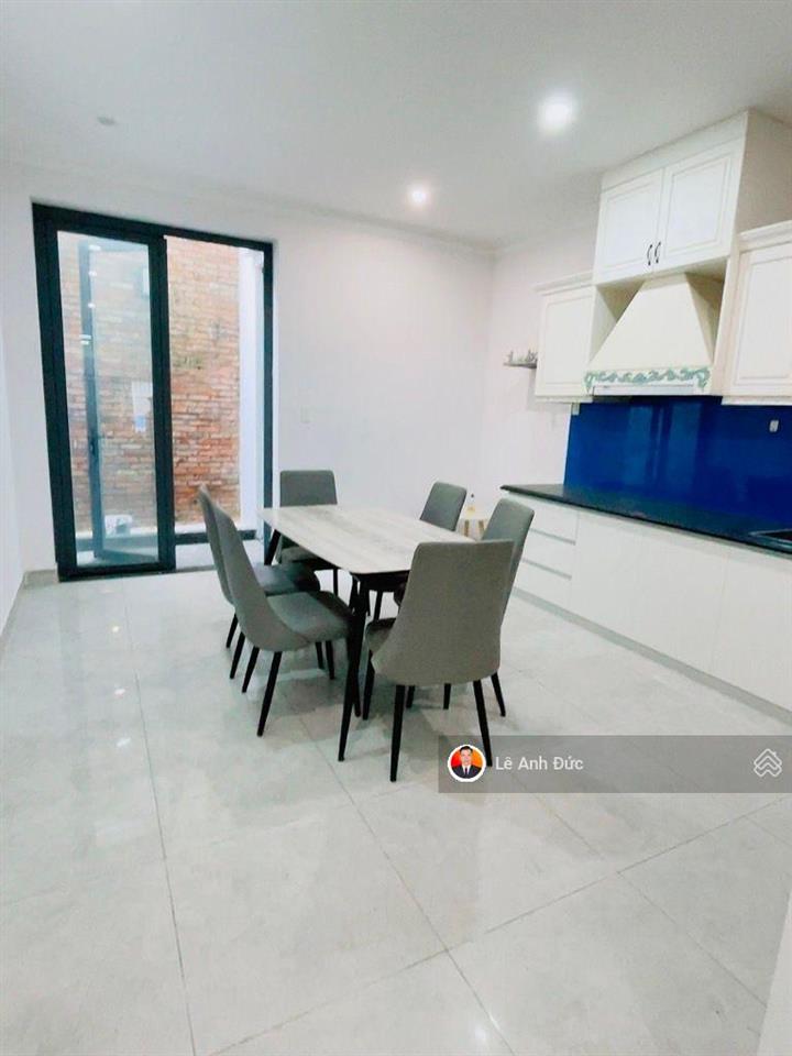 Bán nhà đẹp 4 tầng  sát mặt tiền đường  gần chợ  có sân đậu xe hơi thích hợp ở hoặc cho thuê vp