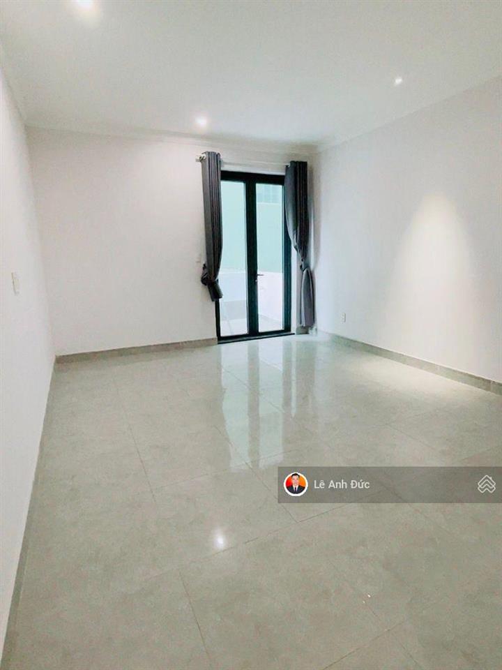 Bán nhà đẹp 4 tầng  sát mặt tiền đường  gần chợ  có sân đậu xe hơi thích hợp ở hoặc cho thuê vp