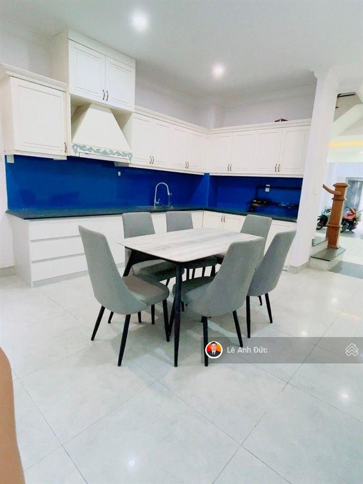 Bán nhà đẹp 4 tầng  sát mặt tiền đường  gần chợ  có sân đậu xe hơi thích hợp ở hoặc cho thuê vp