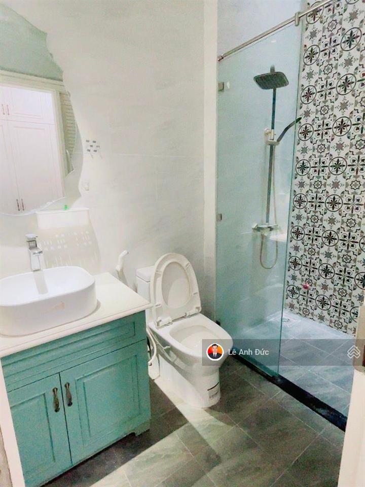 Bán nhà đẹp 4 tầng  sát mặt tiền đường  gần chợ  có sân đậu xe hơi thích hợp ở hoặc cho thuê vp