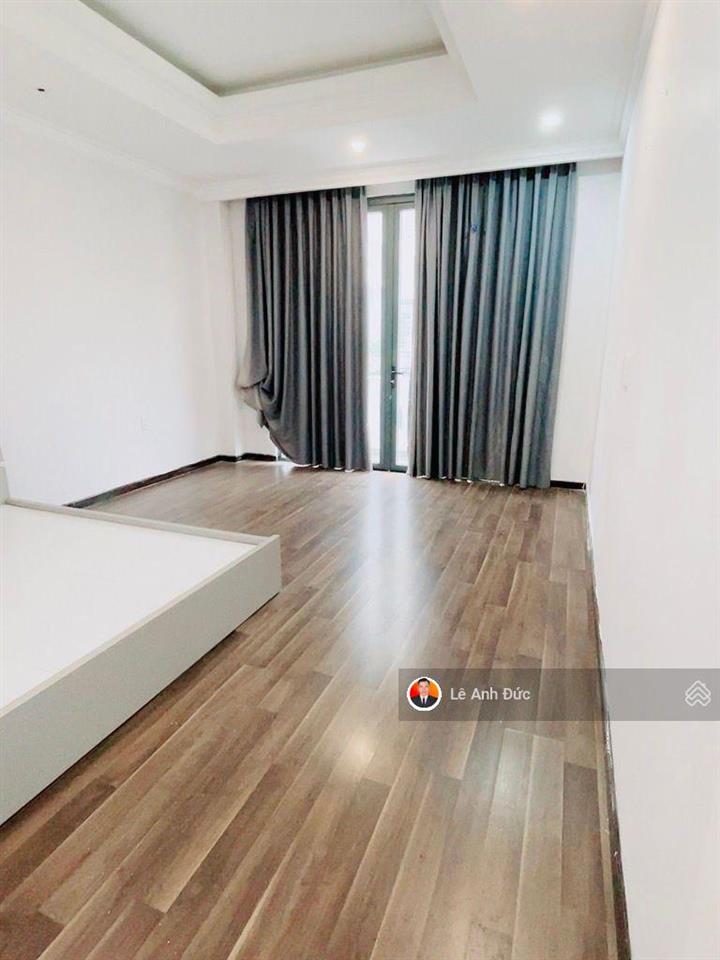 Bán nhà đẹp 4 tầng  sát mặt tiền đường  gần chợ  có sân đậu xe hơi thích hợp ở hoặc cho thuê vp