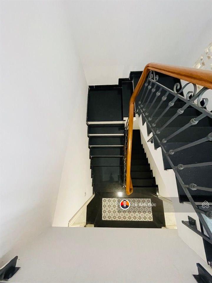 Bán nhà đẹp 4 tầng  sát mặt tiền đường  gần chợ  có sân đậu xe hơi thích hợp ở hoặc cho thuê vp