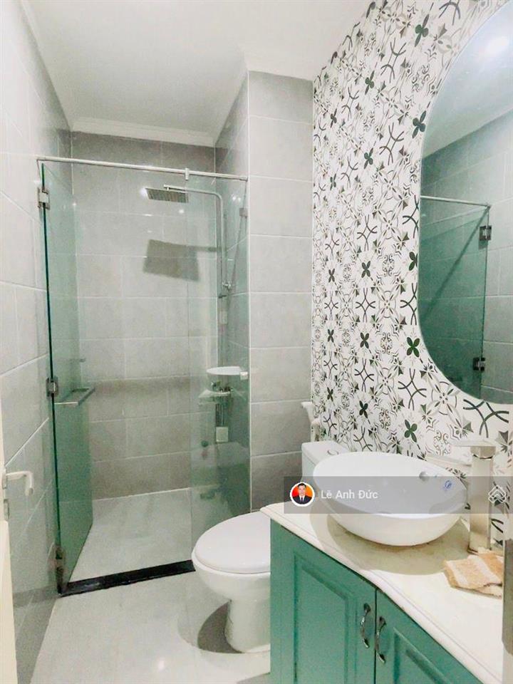 Bán nhà đẹp 4 tầng  sát mặt tiền đường  gần chợ  có sân đậu xe hơi thích hợp ở hoặc cho thuê vp