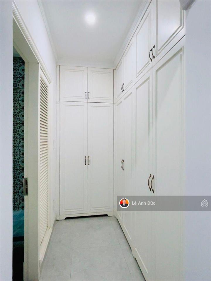 Bán nhà đẹp 4 tầng  sát mặt tiền đường  gần chợ  có sân đậu xe hơi thích hợp ở hoặc cho thuê vp